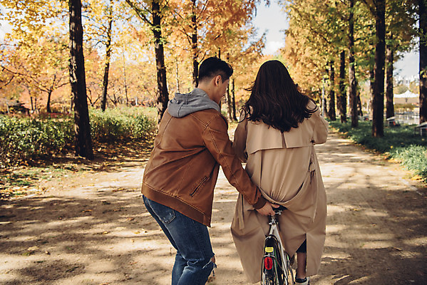 포토 JPG 주간 커플 여자 남자 낙엽 데이트 자연 서울 상반신 20대 성인 야외 두명 뒷모습 자전거 다정 한국인 가을 도움 가르침 숲 성인만 서울숲 국내포토 자연요소 계절 교육 뷰포인트 컨셉 잎 관계 한국 사람 동양인 청년 바이크 생태계 파일형식