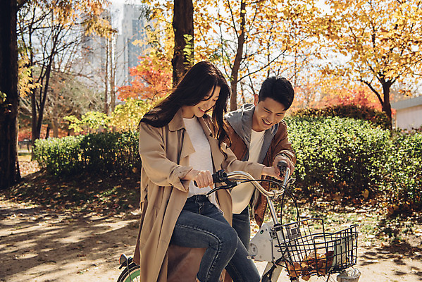 포토 JPG 주간 커플 여자 남자 낙엽 데이트 자연 서울 상반신 20대 성인 야외 두명 옆모습 자전거 다정 한국인 가을 도움 가르침 숲 성인만 서울숲 국내포토 자연요소 계절 교육 뷰포인트 컨셉 잎 관계 한국 사람 동양인 청년 바이크 생태계 파일형식