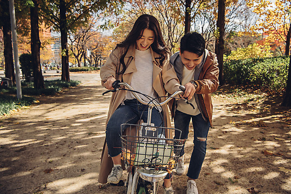포토 JPG 주간 전신 커플 여자 남자 낙엽 데이트 자연 서울 20대 성인 야외 두명 앞모습 자전거 다정 한국인 가을 도움 가르침 숲 성인만 서울숲 국내포토 자연요소 계절 교육 뷰포인트 컨셉 잎 관계 한국 사람 동양인 청년 바이크 생태계 파일형식