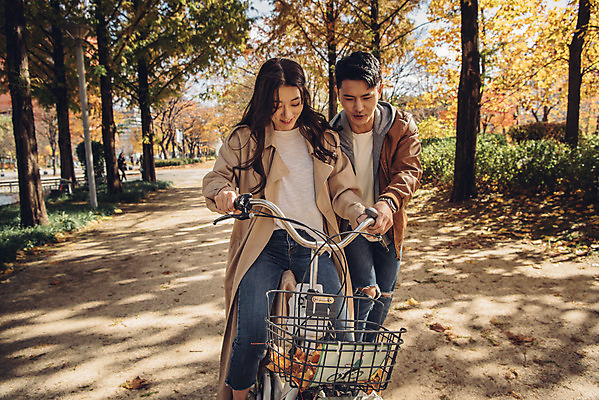 포토 JPG 주간 전신 커플 여자 남자 낙엽 데이트 자연 서울 20대 성인 야외 두명 앞모습 자전거 다정 한국인 가을 도움 가르침 숲 성인만 서울숲 국내포토 자연요소 계절 교육 뷰포인트 컨셉 잎 관계 한국 사람 동양인 청년 바이크 생태계 파일형식