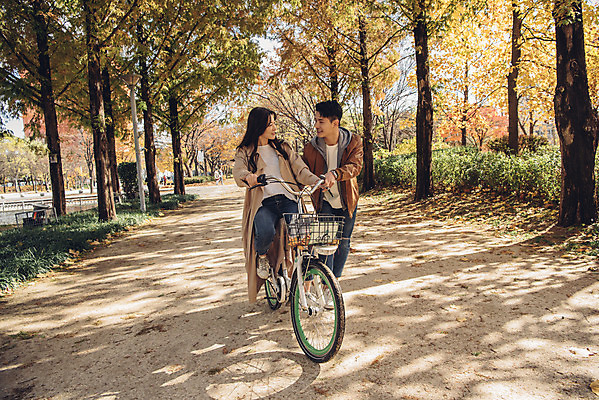 포토 JPG 주간 전신 커플 여자 남자 낙엽 데이트 자연 서울 20대 성인 야외 두명 앞모습 자전거 다정 한국인 가을 도움 가르침 숲 성인만 서울숲 국내포토 자연요소 계절 교육 뷰포인트 컨셉 잎 관계 한국 사람 동양인 청년 바이크 생태계 파일형식