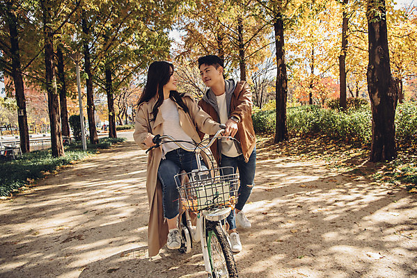 포토 JPG 주간 전신 커플 여자 남자 낙엽 데이트 자연 서울 20대 성인 야외 두명 앞모습 자전거 다정 한국인 가을 도움 가르침 숲 성인만 서울숲 국내포토 자연요소 계절 교육 뷰포인트 컨셉 잎 관계 한국 사람 동양인 청년 바이크 생태계 파일형식