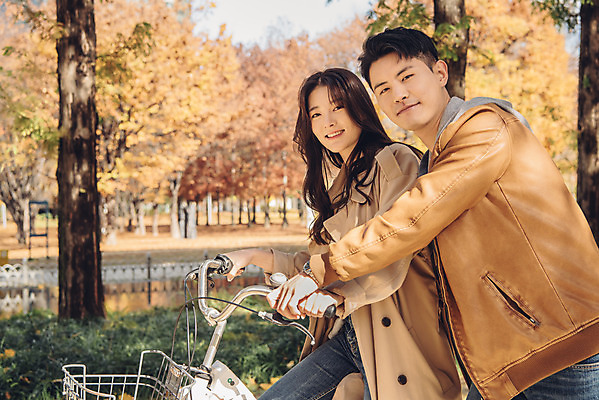 포토 JPG 주간 커플 여자 남자 낙엽 데이트 자연 서울 상반신 20대 성인 야외 두명 옆모습 자전거 다정 한국인 가을 도움 가르침 숲 성인만 서울숲 국내포토 자연요소 계절 교육 뷰포인트 컨셉 잎 관계 한국 사람 동양인 청년 바이크 생태계 파일형식