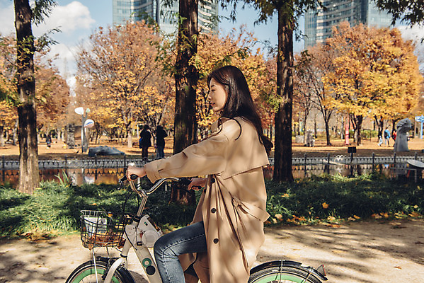 포토 JPG 주간 여자 낙엽 자연 서울 한명 상반신 20대 성인 야외 옆모습 자전거 한국인 가을 숲 성인여자한명만 서울숲 국내포토 자연요소 1 계절 뷰포인트 잎 한국 사람 동양인 청년 바이크 생태계 여자한명만 성인여자만 파일형식