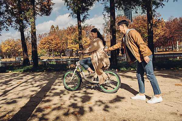포토 JPG 주간 전신 커플 여자 남자 낙엽 데이트 자연 서울 20대 성인 야외 두명 옆모습 자전거 다정 한국인 가을 잡기 도움 가르침 숲 성인만 서울숲 국내포토 자연요소 계절 교육 뷰포인트 컨셉 잎 관계 모션 한국 사람 동양인 청년 바이크 생태계 파일형식