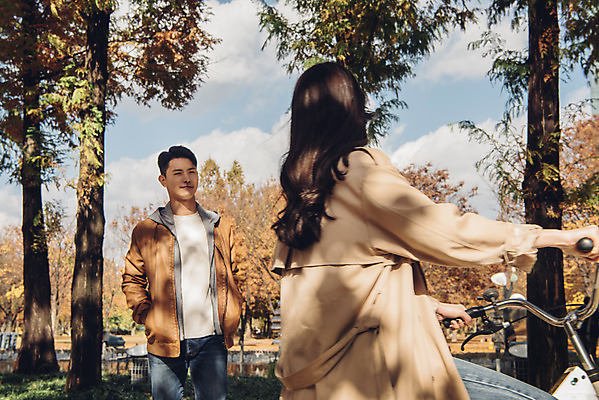 포토 JPG 주간 커플 여자 남자 낙엽 데이트 자연 서울 서기 상반신 20대 성인 야외 두명 앞모습 옆모습 자전거 다정 한국인 가을 숲 성인만 서울숲 국내포토 자연요소 계절 뷰포인트 컨셉 잎 관계 모션 한국 사람 동양인 청년 바이크 생태계 파일형식