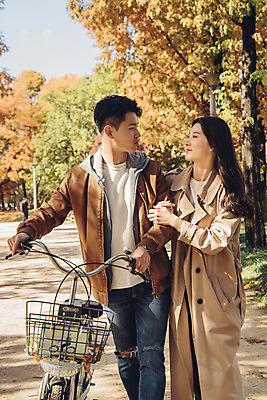 포토 JPG 주간 커플 여자 남자 낙엽 데이트 자연 서울 상반신 20대 성인 야외 두명 앞모습 걷기 팔짱 자전거 다정 한국인 가을 숲 성인만 서울숲 국내포토 자연요소 계절 뷰포인트 컨셉 잎 관계 모션 한국 사람 동양인 청년 바이크 생태계 파일형식