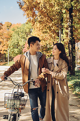 포토 JPG 주간 커플 여자 남자 낙엽 데이트 자연 서울 상반신 20대 성인 야외 두명 앞모습 걷기 팔짱 자전거 다정 한국인 가을 숲 성인만 서울숲 국내포토 자연요소 계절 뷰포인트 컨셉 잎 관계 모션 한국 사람 동양인 청년 바이크 생태계 파일형식