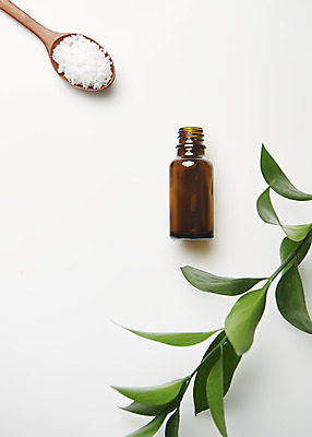 포토 JPG 스튜디오촬영 식물 잎 실내 사람없음 하이앵글 뷰티 화장품 오브젝트 흰배경 소금 나무숟가락 공병 플랫레이 국내포토 뷰포인트 백그라운드 내부 숟가락 흰색 플랫 병_담는 파일형식