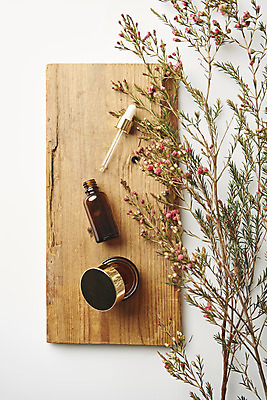 포토 JPG 스튜디오촬영 식물 꽃 도마 실내 사람없음 뷰티 화장품 오브젝트 흰배경 드라이플라워 공병 나무도마 국내포토 백그라운드 주방용품 내부 목재 흰색 병_담는 파일형식