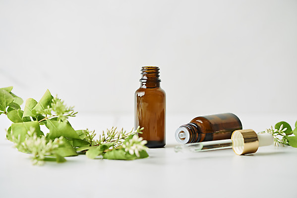 포토 JPG 스튜디오촬영 식물 꽃 잎 실내 사람없음 뷰티 화장품 오브젝트 흰배경 공병 국내포토 백그라운드 내부 흰색 병_담는 파일형식