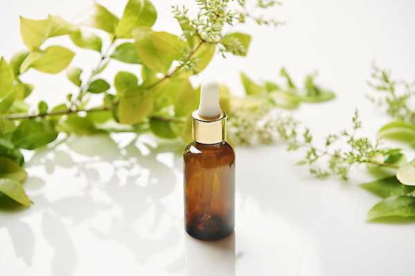 포토 JPG 스튜디오촬영 식물 잎 실내 실험기구 사람없음 뷰티 화장품 오브젝트 흰배경 공병 국내포토 과학 백그라운드 내부 흰색 병_담는 파일형식