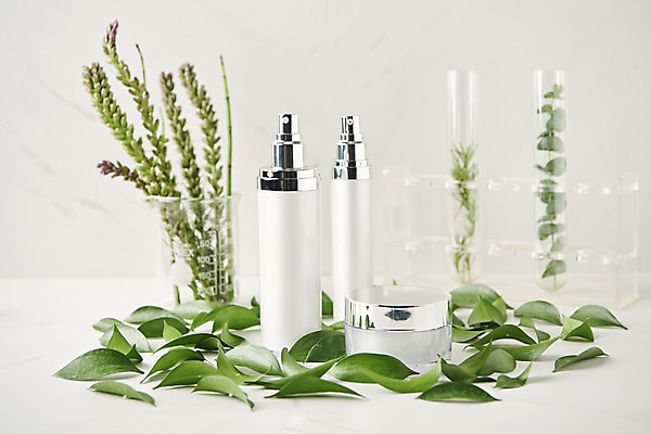 포토 JPG 스튜디오촬영 식물 잎 실내 실험기구 사람없음 뷰티 화장품 오브젝트 시험관 흰배경 비커 공병 국내포토 과학 백그라운드 내부 흰색 병_담는 파일형식