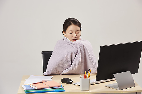 포토 JPG 스튜디오촬영 여자 회색배경 실내 피곤 한명 앉기 상반신 20대 성인 앞모습 컴퓨터 사무실 한국인 사무원 비즈니스우먼 감기 에어컨 냉방병 몸살 실내온도 성인여자한명만 국내포토 직업 1 뷰포인트 백그라운드 컨셉 비즈니스 모션 사람 동양인 청년 내부 전자제품 회색 가전제품 직장인 질병 온도 여자한명만 성인여자만 파일형식