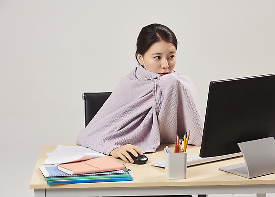 포토 JPG 스튜디오촬영 여자 회색배경 실내 피곤 한명 앉기 상반신 20대 성인 앞모습 컴퓨터 사무실 한국인 사무원 비즈니스우먼 감기 에어컨 냉방병 몸살 실내온도 성인여자한명만 국내포토 직업 1 뷰포인트 백그라운드 컨셉 비즈니스 모션 사람 동양인 청년 내부 전자제품 회색 가전제품 직장인 질병 온도 여자한명만 성인여자만 파일형식