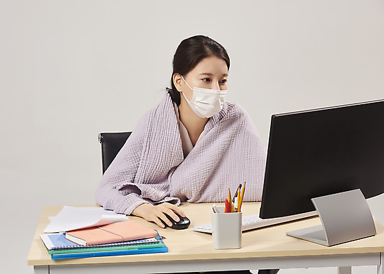 포토 JPG 스튜디오촬영 여자 회색배경 실내 피곤 마스크 한명 앉기 상반신 20대 성인 앞모습 컴퓨터 사무실 한국인 사무원 비즈니스우먼 감기 에어컨 냉방병 몸살 실내온도 성인여자한명만 국내포토 직업 1 뷰포인트 백그라운드 컨셉 비즈니스 모션 사람 동양인 청년 내부 전자제품 회색 가전제품 직장인 질병 온도 여자한명만 성인여자만 파일형식