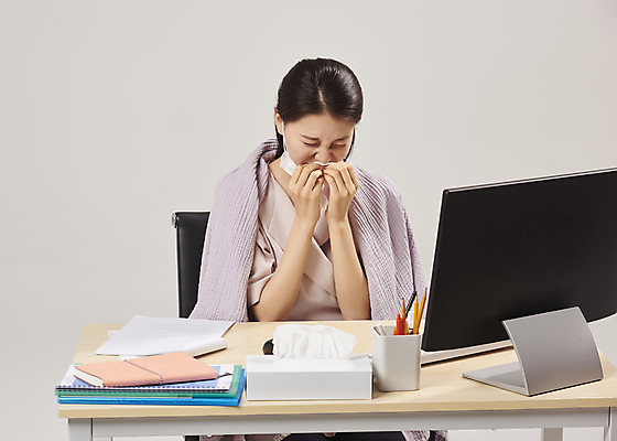 포토 JPG 스튜디오촬영 여자 회색배경 실내 피곤 마스크 한명 앉기 상반신 20대 성인 앞모습 컴퓨터 사무실 한국인 사무원 비즈니스우먼 감기 에어컨 냉방병 몸살 실내온도 콧물 성인여자한명만 턱스크 국내포토 직업 1 뷰포인트 백그라운드 컨셉 비즈니스 모션 사람 동양인 청년 내부 전자제품 회색 가전제품 직장인 질병 온도 생리현상 합성어 여자한명만 성인여자만 파일형식