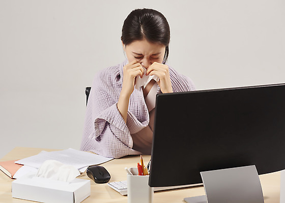 포토 JPG 스튜디오촬영 여자 회색배경 실내 피곤 마스크 한명 앉기 상반신 20대 성인 앞모습 컴퓨터 사무실 한국인 사무원 비즈니스우먼 감기 에어컨 냉방병 몸살 실내온도 콧물 성인여자한명만 턱스크 국내포토 직업 1 뷰포인트 백그라운드 컨셉 비즈니스 모션 사람 동양인 청년 내부 전자제품 회색 가전제품 직장인 질병 온도 생리현상 합성어 여자한명만 성인여자만 파일형식