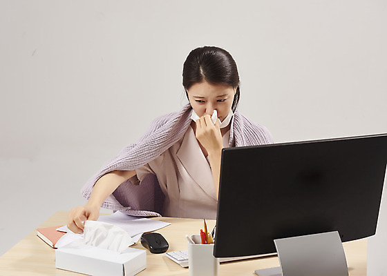 포토 JPG 스튜디오촬영 여자 회색배경 실내 피곤 마스크 한명 앉기 상반신 20대 성인 앞모습 컴퓨터 사무실 한국인 사무원 비즈니스우먼 감기 에어컨 냉방병 몸살 실내온도 콧물 성인여자한명만 턱스크 국내포토 직업 1 뷰포인트 백그라운드 컨셉 비즈니스 모션 사람 동양인 청년 내부 전자제품 회색 가전제품 직장인 질병 온도 생리현상 합성어 여자한명만 성인여자만 파일형식