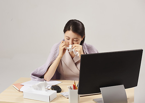 포토 JPG 스튜디오촬영 여자 회색배경 실내 피곤 한명 앉기 상반신 20대 성인 앞모습 컴퓨터 사무실 한국인 사무원 비즈니스우먼 감기 에어컨 냉방병 몸살 실내온도 콧물 성인여자한명만 국내포토 직업 1 뷰포인트 백그라운드 컨셉 비즈니스 모션 사람 동양인 청년 내부 전자제품 회색 가전제품 직장인 질병 온도 생리현상 여자한명만 성인여자만 파일형식