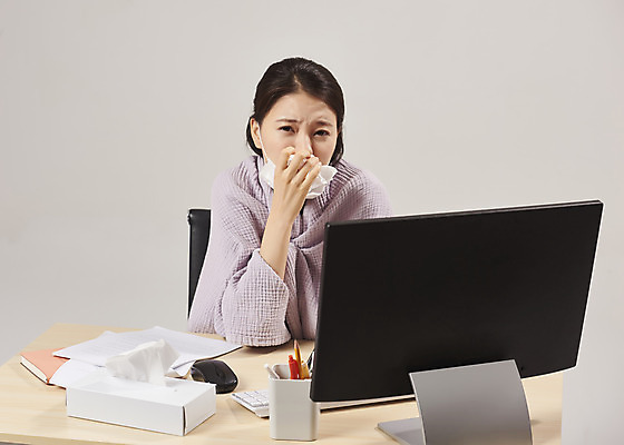 포토 JPG 스튜디오촬영 여자 회색배경 실내 피곤 마스크 한명 앉기 상반신 20대 성인 앞모습 컴퓨터 사무실 한국인 사무원 비즈니스우먼 감기 에어컨 냉방병 몸살 실내온도 콧물 성인여자한명만 턱스크 국내포토 직업 1 뷰포인트 백그라운드 컨셉 비즈니스 모션 사람 동양인 청년 내부 전자제품 회색 가전제품 직장인 질병 온도 생리현상 합성어 여자한명만 성인여자만 파일형식