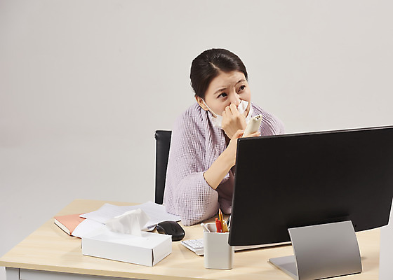 포토 JPG 스튜디오촬영 여자 회색배경 실내 피곤 한명 앉기 상반신 20대 성인 앞모습 컴퓨터 사무실 한국인 사무원 비즈니스우먼 리모컨 감기 에어컨 냉방병 몸살 실내온도 콧물 성인여자한명만 국내포토 직업 1 뷰포인트 백그라운드 컨셉 비즈니스 모션 사람 동양인 청년 내부 전자제품 회색 가전제품 직장인 질병 온도 생리현상 여자한명만 성인여자만 파일형식