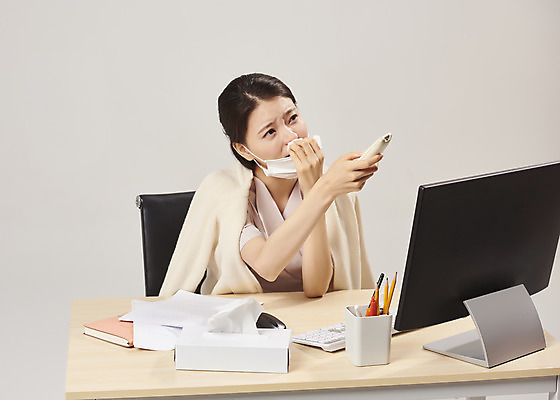 포토 JPG 스튜디오촬영 여자 회색배경 실내 피곤 한명 앉기 상반신 20대 성인 앞모습 컴퓨터 사무실 한국인 사무원 비즈니스우먼 리모컨 감기 에어컨 냉방병 몸살 실내온도 콧물 성인여자한명만 국내포토 직업 1 뷰포인트 백그라운드 컨셉 비즈니스 모션 사람 동양인 청년 내부 전자제품 회색 가전제품 직장인 질병 온도 생리현상 여자한명만 성인여자만 파일형식