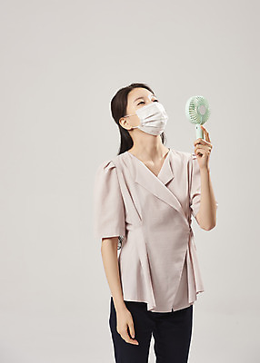 포토 JPG 스튜디오촬영 여자 회색배경 실내 피곤 마스크 한명 서기 들기 상반신 20대 성인 앞모습 사무실 한국인 사무원 비즈니스우먼 더위 감기 에어컨 냉방병 몸살 실내온도 성인여자한명만 손풍기 국내포토 직업 1 뷰포인트 백그라운드 컨셉 비즈니스 모션 날씨 사람 동양인 청년 내부 회색 가전제품 직장인 선풍기 질병 휴대용 온도 여자한명만 성인여자만 파일형식