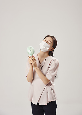 포토 JPG 스튜디오촬영 여자 회색배경 실내 피곤 마스크 한명 서기 들기 상반신 20대 성인 앞모습 사무실 한국인 사무원 비즈니스우먼 더위 감기 에어컨 냉방병 몸살 실내온도 성인여자한명만 손풍기 국내포토 직업 1 뷰포인트 백그라운드 컨셉 비즈니스 모션 날씨 사람 동양인 청년 내부 회색 가전제품 직장인 선풍기 질병 휴대용 온도 여자한명만 성인여자만 파일형식