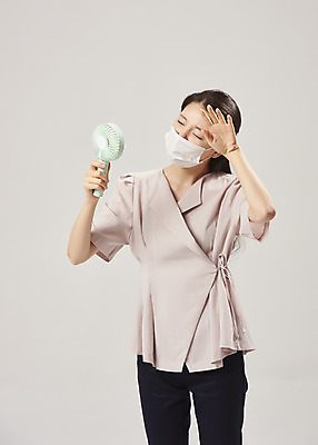 포토 JPG 스튜디오촬영 여자 회색배경 실내 피곤 마스크 한명 서기 들기 상반신 20대 성인 앞모습 사무실 한국인 사무원 비즈니스우먼 더위 감기 에어컨 냉방병 몸살 실내온도 성인여자한명만 손풍기 국내포토 직업 1 뷰포인트 백그라운드 컨셉 비즈니스 모션 날씨 사람 동양인 청년 내부 회색 가전제품 직장인 선풍기 질병 휴대용 온도 여자한명만 성인여자만 파일형식