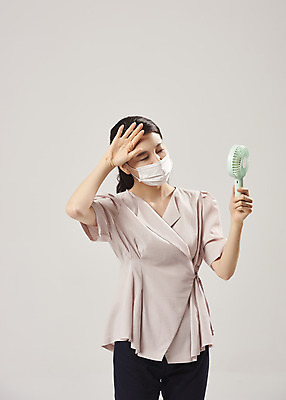 포토 JPG 스튜디오촬영 여자 회색배경 실내 피곤 마스크 한명 서기 들기 상반신 20대 성인 앞모습 사무실 한국인 사무원 비즈니스우먼 더위 감기 에어컨 냉방병 몸살 실내온도 성인여자한명만 손풍기 국내포토 직업 1 뷰포인트 백그라운드 컨셉 비즈니스 모션 날씨 사람 동양인 청년 내부 회색 가전제품 직장인 선풍기 질병 휴대용 온도 여자한명만 성인여자만 파일형식