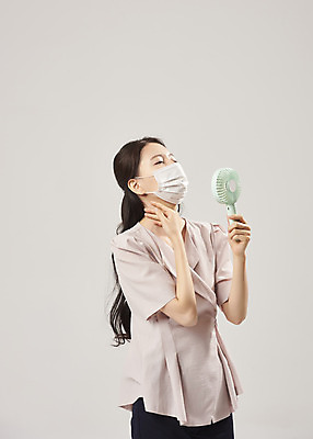 포토 JPG 스튜디오촬영 여자 회색배경 실내 피곤 마스크 한명 서기 들기 상반신 20대 성인 앞모습 사무실 한국인 사무원 비즈니스우먼 더위 감기 에어컨 냉방병 몸살 실내온도 성인여자한명만 손풍기 국내포토 직업 1 뷰포인트 백그라운드 컨셉 비즈니스 모션 날씨 사람 동양인 청년 내부 회색 가전제품 직장인 선풍기 질병 휴대용 온도 여자한명만 성인여자만 파일형식