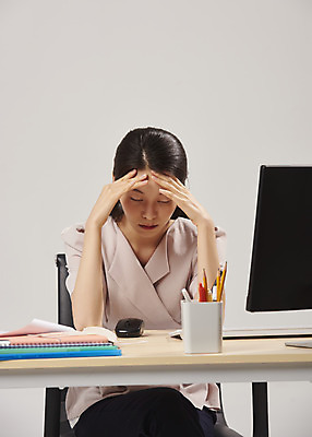 포토 JPG 스튜디오촬영 여자 회색배경 실내 피곤 한명 앉기 상반신 20대 성인 앞모습 컴퓨터 사무실 한국인 사무원 비즈니스우먼 감기 에어컨 두통 냉방병 몸살 실내온도 성인여자한명만 국내포토 직업 1 뷰포인트 백그라운드 컨셉 비즈니스 모션 사람 동양인 청년 내부 전자제품 회색 가전제품 직장인 질병 온도 여자한명만 성인여자만 파일형식