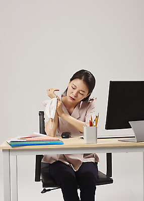 포토 JPG 스튜디오촬영 여자 회색배경 실내 피곤 한명 앉기 상반신 20대 성인 앞모습 컴퓨터 사무실 한국인 사무원 비즈니스우먼 에어컨 성인여자한명만 손목통증 국내포토 직업 1 뷰포인트 백그라운드 컨셉 비즈니스 모션 사람 동양인 청년 내부 전자제품 고통 회색 가전제품 직장인 여자한명만 성인여자만 파일형식