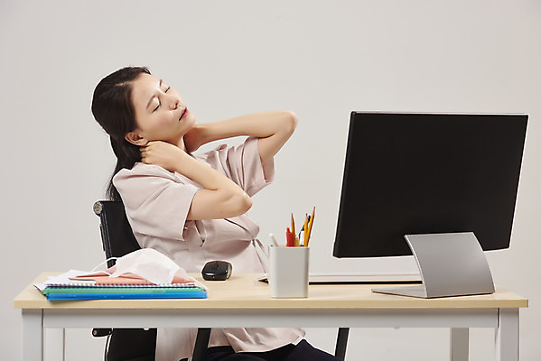 포토 JPG 스튜디오촬영 여자 회색배경 실내 피곤 한명 앉기 상반신 20대 성인 앞모습 컴퓨터 사무실 한국인 사무원 비즈니스우먼 에어컨 목통증 성인여자한명만 국내포토 직업 1 뷰포인트 백그라운드 컨셉 비즈니스 모션 사람 동양인 청년 내부 전자제품 고통 회색 가전제품 직장인 여자한명만 성인여자만 파일형식