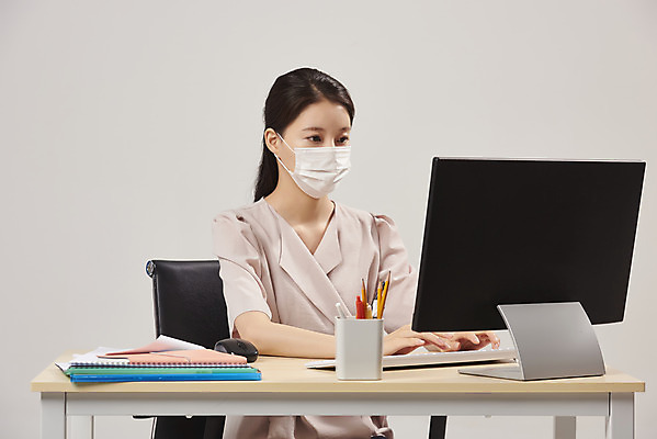 포토 JPG 스튜디오촬영 여자 회색배경 실내 피곤 마스크 한명 앉기 상반신 20대 성인 앞모습 컴퓨터 사무실 한국인 사무원 비즈니스우먼 감기 에어컨 냉방병 몸살 실내온도 성인여자한명만 국내포토 직업 1 뷰포인트 백그라운드 컨셉 비즈니스 모션 사람 동양인 청년 내부 전자제품 회색 가전제품 직장인 질병 온도 여자한명만 성인여자만 파일형식