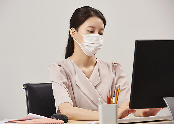 포토 JPG 스튜디오촬영 여자 회색배경 실내 피곤 마스크 한명 앉기 상반신 20대 성인 앞모습 컴퓨터 사무실 한국인 사무원 비즈니스우먼 감기 에어컨 냉방병 몸살 실내온도 성인여자한명만 국내포토 직업 1 뷰포인트 백그라운드 컨셉 비즈니스 모션 사람 동양인 청년 내부 전자제품 회색 가전제품 직장인 질병 온도 여자한명만 성인여자만 파일형식