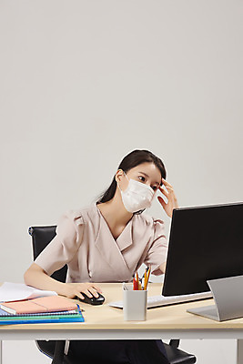 포토 JPG 스튜디오촬영 여자 회색배경 실내 피곤 마스크 한명 앉기 상반신 20대 성인 앞모습 컴퓨터 사무실 한국인 사무원 비즈니스우먼 감기 에어컨 냉방병 몸살 실내온도 성인여자한명만 국내포토 직업 1 뷰포인트 백그라운드 컨셉 비즈니스 모션 사람 동양인 청년 내부 전자제품 회색 가전제품 직장인 질병 온도 여자한명만 성인여자만 파일형식