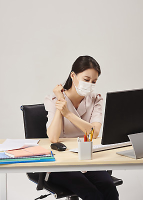 포토 JPG 스튜디오촬영 여자 회색배경 실내 피곤 마스크 한명 앉기 상반신 20대 성인 앞모습 컴퓨터 사무실 한국인 사무원 비즈니스우먼 감기 에어컨 냉방병 몸살 실내온도 성인여자한명만 국내포토 직업 1 뷰포인트 백그라운드 컨셉 비즈니스 모션 사람 동양인 청년 내부 전자제품 회색 가전제품 직장인 질병 온도 여자한명만 성인여자만 파일형식