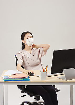 포토 JPG 스튜디오촬영 여자 회색배경 실내 피곤 마스크 한명 앉기 상반신 20대 성인 앞모습 컴퓨터 사무실 한국인 사무원 비즈니스우먼 감기 에어컨 냉방병 목통증 몸살 실내온도 성인여자한명만 국내포토 직업 1 뷰포인트 백그라운드 컨셉 비즈니스 모션 사람 동양인 청년 내부 전자제품 고통 회색 가전제품 직장인 질병 온도 여자한명만 성인여자만 파일형식