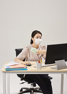 포토 JPG 스튜디오촬영 여자 회색배경 실내 피곤 마스크 한명 앉기 상반신 20대 성인 앞모습 컴퓨터 사무실 한국인 사무원 비즈니스우먼 감기 에어컨 냉방병 몸살 실내온도 성인여자한명만 국내포토 직업 1 뷰포인트 백그라운드 컨셉 비즈니스 모션 사람 동양인 청년 내부 전자제품 회색 가전제품 직장인 질병 온도 여자한명만 성인여자만 파일형식