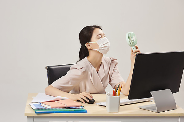 포토 JPG 스튜디오촬영 여자 회색배경 실내 피곤 마스크 한명 앉기 상반신 20대 성인 앞모습 컴퓨터 사무실 한국인 사무원 비즈니스우먼 에어컨 냉방병 실내온도 성인여자한명만 손풍기 국내포토 직업 1 뷰포인트 백그라운드 컨셉 비즈니스 모션 사람 동양인 청년 내부 전자제품 회색 가전제품 직장인 선풍기 질병 휴대용 온도 여자한명만 성인여자만 파일형식
