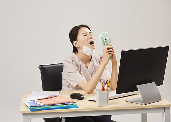 포토 JPG 스튜디오촬영 여자 회색배경 실내 피곤 마스크 한명 앉기 상반신 20대 성인 앞모습 컴퓨터 사무실 한국인 사무원 비즈니스우먼 에어컨 냉방병 실내온도 성인여자한명만 손풍기 턱스크 국내포토 직업 1 뷰포인트 백그라운드 컨셉 비즈니스 모션 사람 동양인 청년 내부 전자제품 회색 가전제품 직장인 선풍기 질병 휴대용 온도 합성어 여자한명만 성인여자만 파일형식
