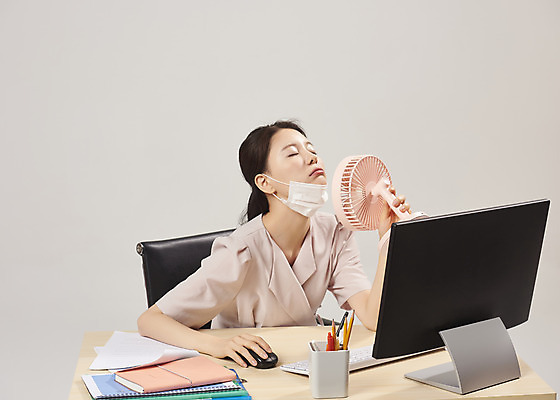 포토 JPG 스튜디오촬영 여자 회색배경 실내 피곤 마스크 한명 앉기 상반신 20대 성인 앞모습 컴퓨터 사무실 한국인 사무원 비즈니스우먼 선풍기 감기 에어컨 냉방병 실내온도 성인여자한명만 턱스크 국내포토 직업 1 뷰포인트 백그라운드 컨셉 비즈니스 모션 사람 동양인 청년 내부 전자제품 회색 가전제품 직장인 질병 온도 합성어 여자한명만 성인여자만 파일형식