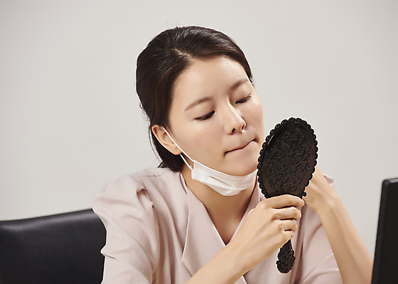 포토 JPG 스튜디오촬영 여자 회색배경 실내 마스크 한명 들기 앉기 상반신 20대 성인 앞모습 컴퓨터 사무실 한국인 사무원 비즈니스우먼 손거울 여드름 실내온도 성인여자한명만 턱스크 국내포토 직업 1 뷰포인트 백그라운드 비즈니스 모션 사람 동양인 청년 내부 전자제품 거울 회색 직장인 온도 합성어 여자한명만 성인여자만 파일형식