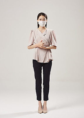 포토 JPG 스튜디오촬영 전신 여자 회색배경 실내 마스크 한명 서기 20대 성인 앞모습 한국인 의료진 비즈니스우먼 감사 노력 방역 수고 성인여자한명만 덕분에챌린지 챌린지 국내포토 직업 1 감정 캠페인 뷰포인트 백그라운드 비즈니스 의학 모션 사람 동양인 청년 내부 회색 직장인 여자한명만 성인여자만 파일형식