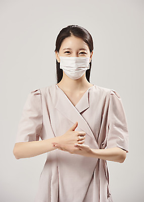 포토 JPG 스튜디오촬영 여자 회색배경 실내 마스크 한명 서기 상반신 20대 성인 앞모습 한국인 의료진 비즈니스우먼 감사 노력 방역 수고 성인여자한명만 덕분에챌린지 챌린지 국내포토 직업 1 감정 캠페인 뷰포인트 백그라운드 비즈니스 의학 모션 사람 동양인 청년 내부 회색 직장인 여자한명만 성인여자만 파일형식