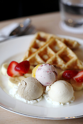 포토 JPG 해외이미지 접시 딸기 아이스크림 디저트 사람없음 아웃포커스 와플 해외202008 해외포토 식기 음식 과일 촬영기법 파일형식