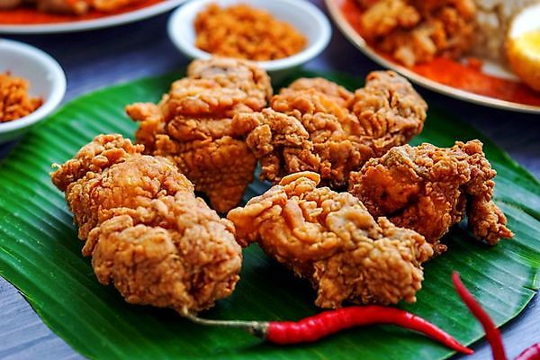 포토 JPG 해외이미지 접시 음식 날개 다이어트 채소 부분 패스트푸드 육류 요리 사람없음 식사 저녁식사 치킨 튀김 맛 그릴 기름 가슴 케첩 자르기 굽기 속도 칼로리 점심식사 고립 깊이 드럼스틱 빵가루 바삭바삭 맛있는 해외202008 두드리기 해외포토 레이스천 식기 컨셉 식재료 모션 주방용품 건강 신체부위 직물 소스_음식 인스턴트 구이 닭고기요리 파일형식