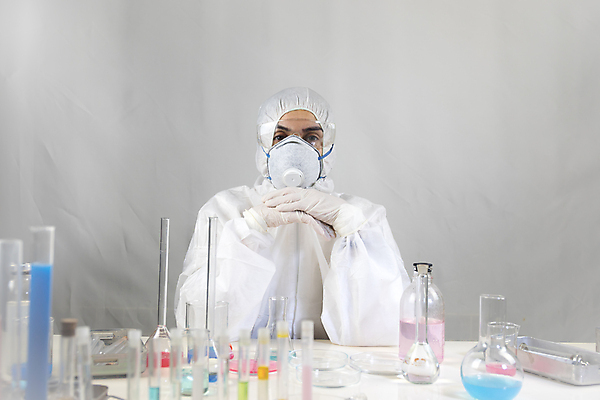 포토 JPG 해외이미지 남자 실험기구 한명 상반신 성인 앞모습 턱괴기 성인남자한명만 신약개발 해외202008 해외포토 1 뷰포인트 과학 모션 사람 개발 남자한명만 성인남자만 파일형식 신약_의학